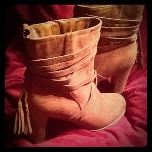 Suede side zip tassel boots